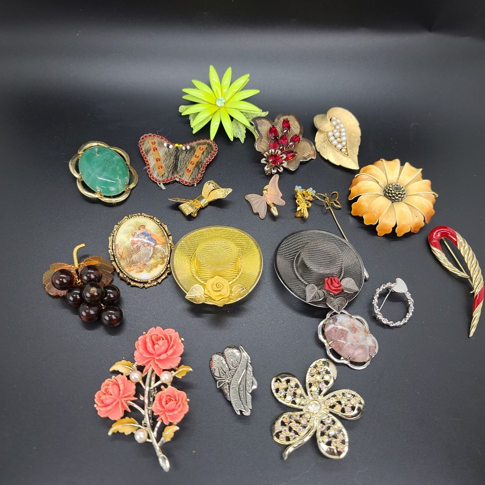 Vintage  to some modern brooches/ pins. 20 Pieces.